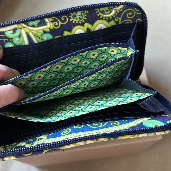 Vera Bradley- Rhythm and Blues (retired in 2011) zip accordion wallet - Picture 6 of 6